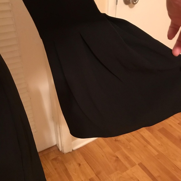 Black sheath with pleated bell sleeves - Picture 5 of 7